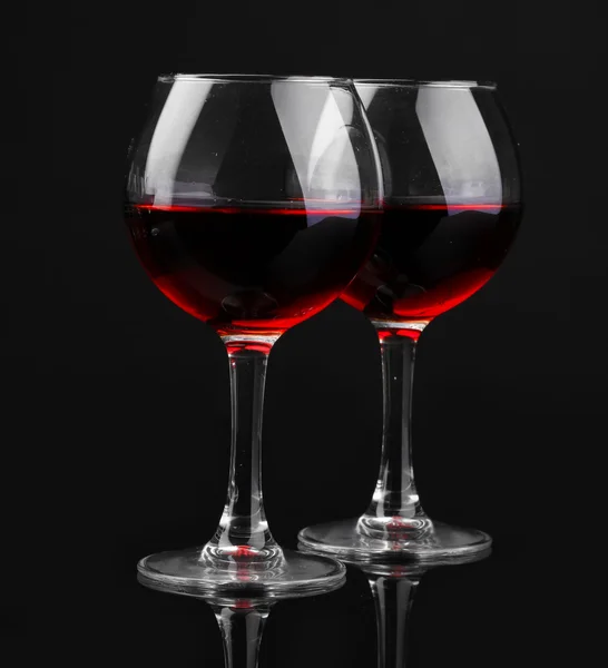 Weingläser isoliert auf schwarz — Stockfoto