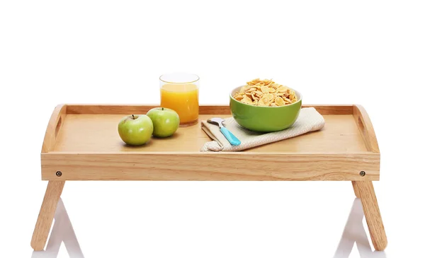 白で隔離される木製のトレイ上の軽い朝食 — ストック写真