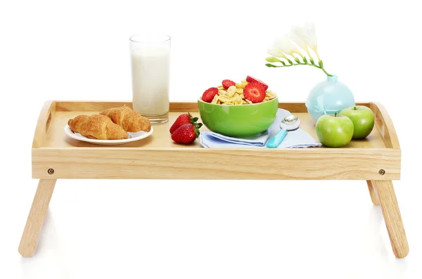 Легкий сніданок на дерев'яному підносі ізольовано на білому — стокове фото
