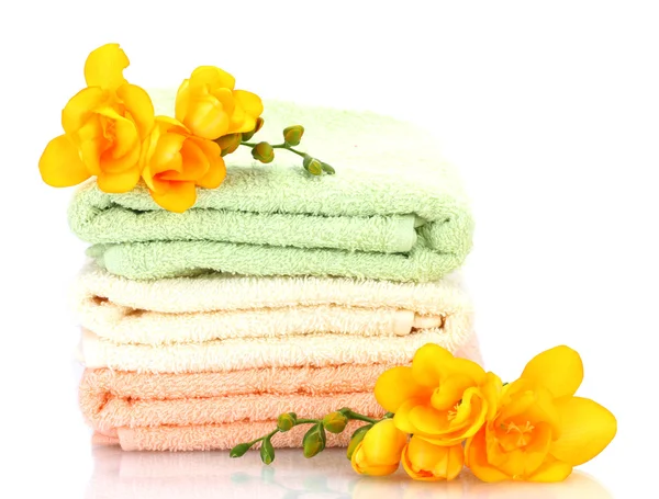 Красочные полотенца и цветы изолированы на белом — стоковое фото
