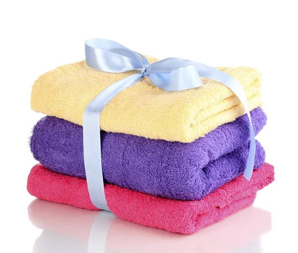 Красочные полотенца с лентой изолированы на белом — стоковое фото