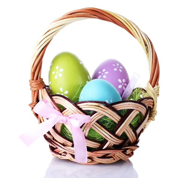 Cestino con uova di Pasqua isolato su bianco — Foto Stock