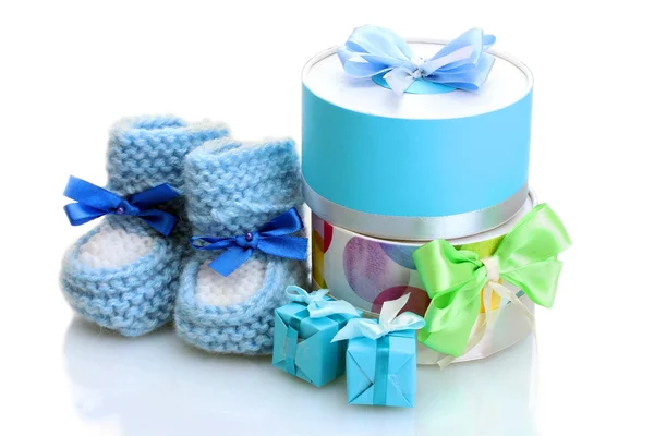 Hermosos regalos y bootees de bebé aislados en blanco — Foto de Stock