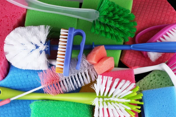 Muchas esponjas coloridas y cepillos para tareas domésticas —  Fotos de Stock