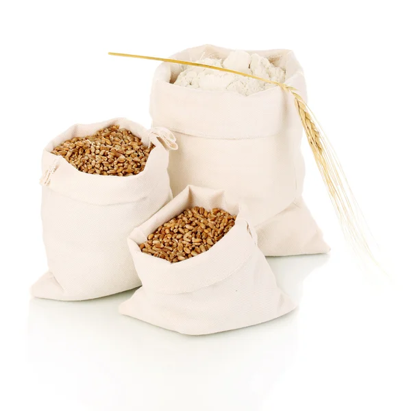 Ziarna pszenicy i mąki na białym tle — Zdjęcie stockowe