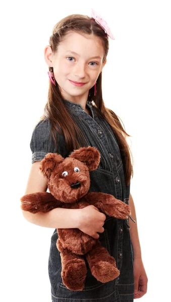 Portrét krásné holčička s hračka medvěd izolované na bílém — Stock fotografie