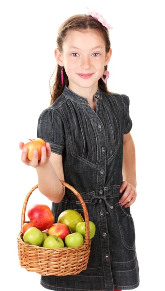 Όμορφο κοριτσάκι που κρατάει το καλάθι των μήλων που απομονώνονται σε λευκό — Φωτογραφία Αρχείου