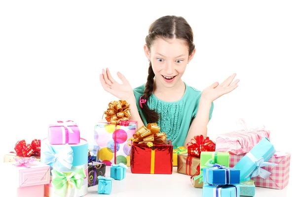 Beyaz izole hediyeler ile küçük kız — Stok fotoğraf