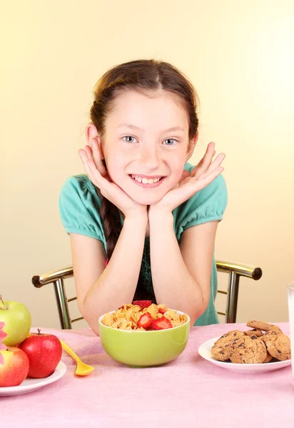 Kleines schönes Mädchen frühstückt auf beigem Hintergrund — Stockfoto