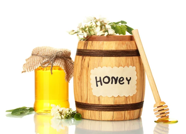 Сладкий мед в бочке и банка с цветами акации изолированы на белом — стоковое фото