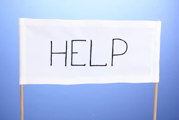Ayuda escrita sobre tela blanca sobre fondo azul — Foto de Stock