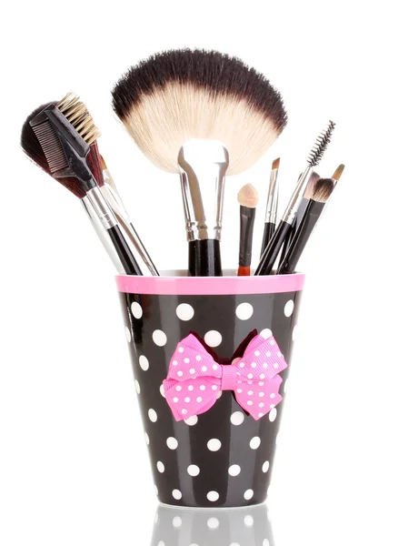 Brushes make up dalam cangkir hitam polka-dot terisolasi pada putih — Stok Foto