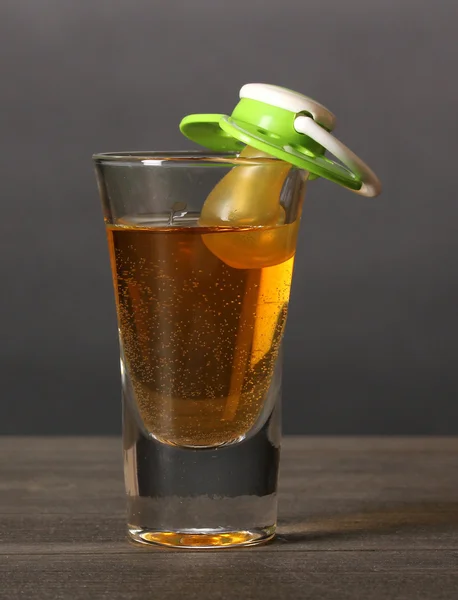 Манекен с алкогольным напитком на сером фоне — стоковое фото