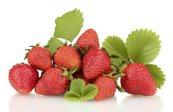 Süße reife Erdbeeren mit Blättern isoliert auf weiß — Stockfoto