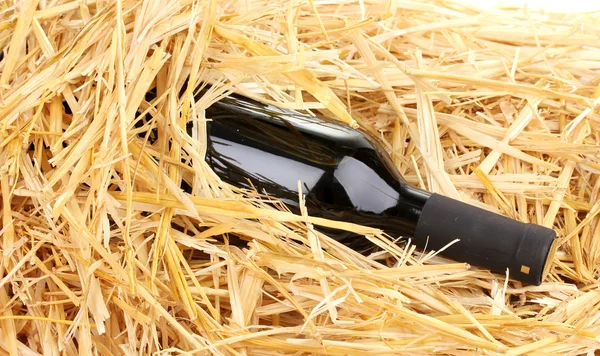 Láhev značkového vína na seno — Stock fotografie