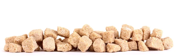 Beyaz izole götürü kahverengi şeker kamışı küpleri — Stok fotoğraf