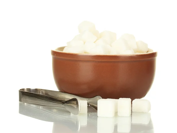 Açúcar em tigela com pinças de açúcar isoladas em branco — Fotografia de Stock