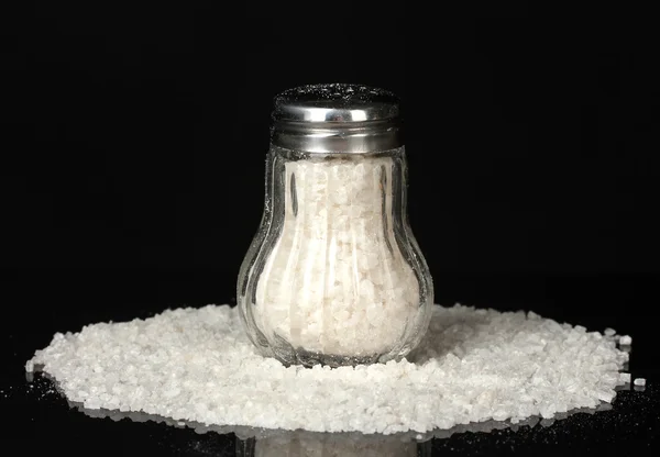 Θαλασσινό αλάτι στο σέικερ αλάτι απομονώνονται σε μαύρο close-up — Φωτογραφία Αρχείου