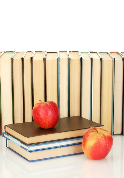 Högen av böcker med äpplen på vit bakgrund närbild — Stockfoto