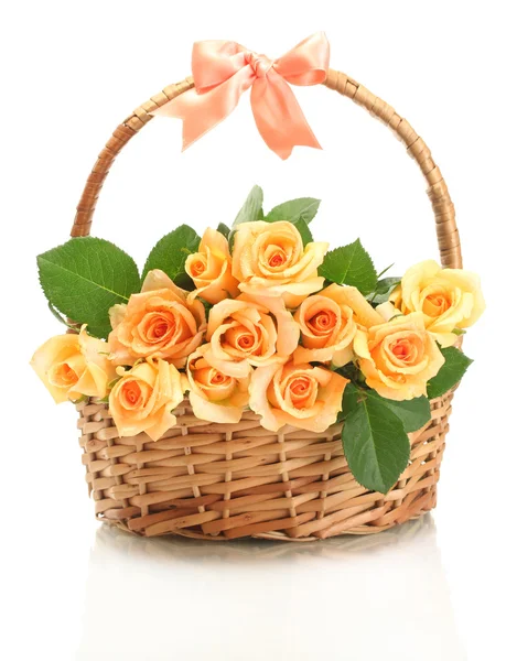 Krásnou kytici růží v košíku izolovaných na bílém — Stock fotografie