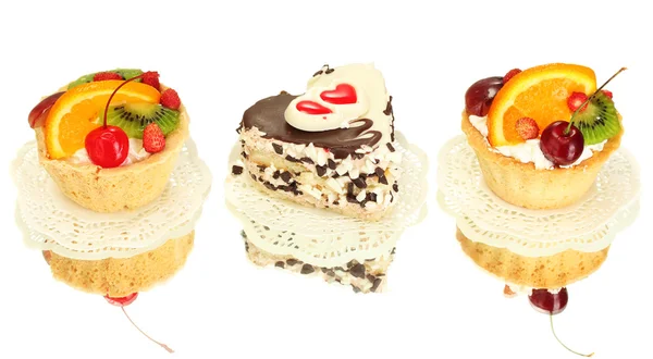 Pasteles dulces con frutas y chocolate aislados en blanco — Foto de Stock