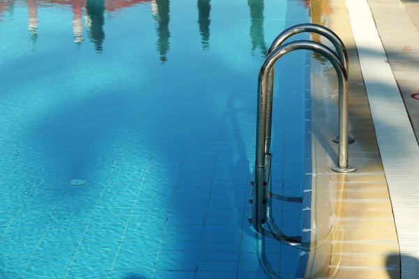 Hotel simbassäng med soliga reflektioner — Stockfoto
