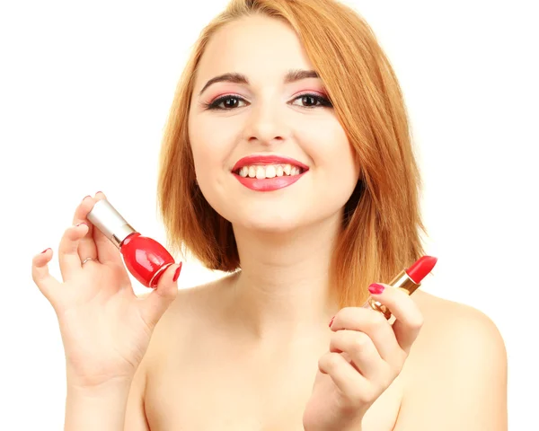 Retrato de mujer joven sexy con esmalte de uñas rojo y lápiz labial —  Fotos de Stock