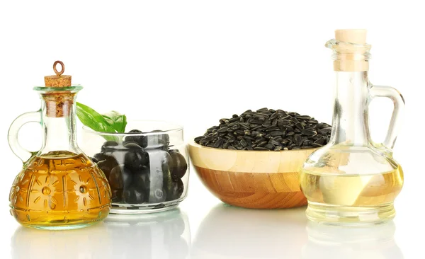 Oliven- und Sonnenblumenöl in den kleinen Karaffen isoliert auf weiß — Stockfoto