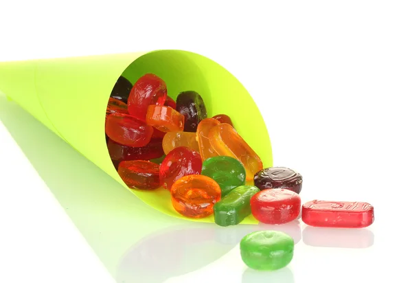Sabrosos caramelos coloridos en bolsa brillante sobre fondo blanco de cerca — Foto de Stock