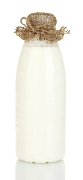 Fles melk geïsoleerd op witte achtergrond close-up — Stockfoto