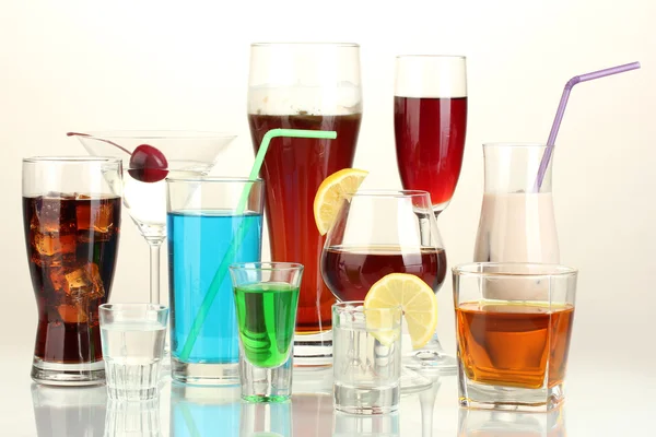 Uma variedade de bebidas alcoólicas isoladas em branco — Fotografia de Stock