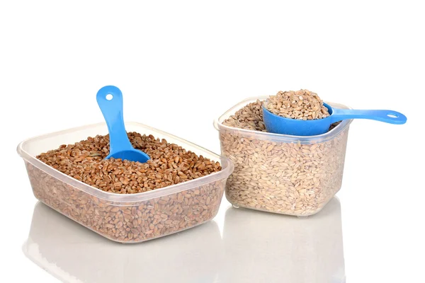 Meten van lepels en plastic verpakkingen met graan geïsoleerd op wit — Stockfoto
