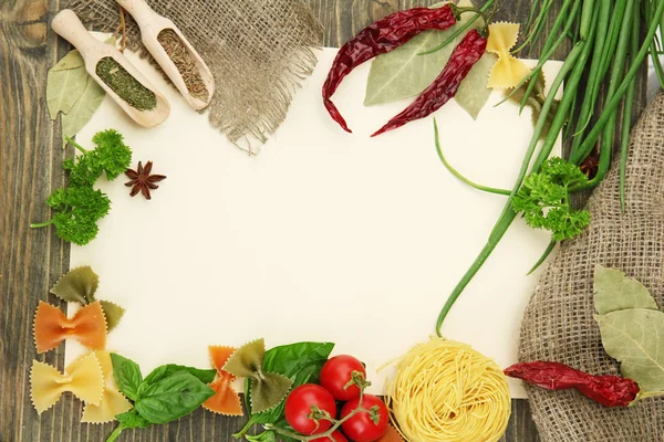 Papier do receptur warzyw i przypraw na drewnianym stole — Zdjęcie stockowe