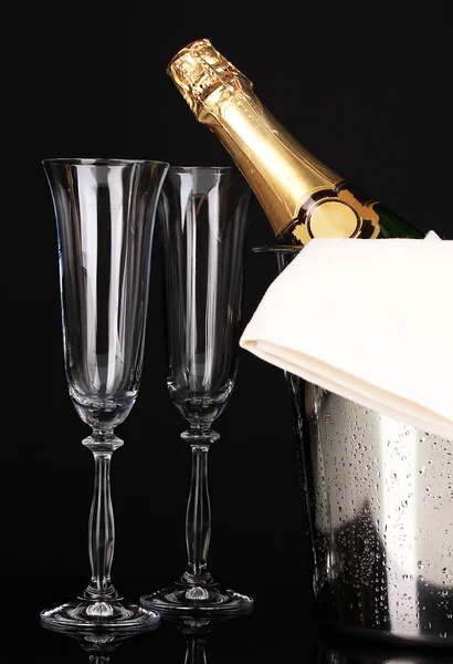 Garrafa de champanhe em balde com gelo e copos isolados em preto — Fotografia de Stock