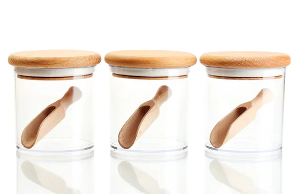 Tomma glasburkar för kryddor med skedar isolerad på vit — Stockfoto