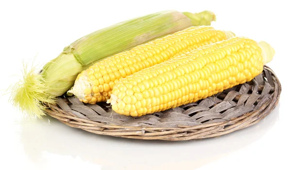 孤立在白色的柳条垫上新鲜玉米棒子 — 图库照片