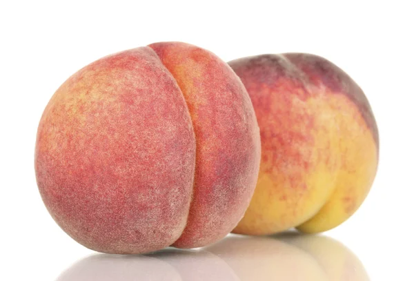 Rijpe perziken geïsoleerd op wit — Stockfoto