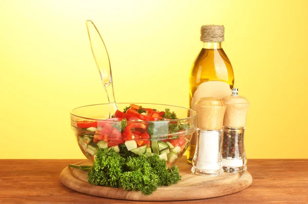 Verse salade en olie op groene achtergrond — Stockfoto