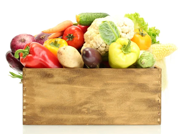Färska grönsaker i trälåda isolerade på vitt — Stockfoto