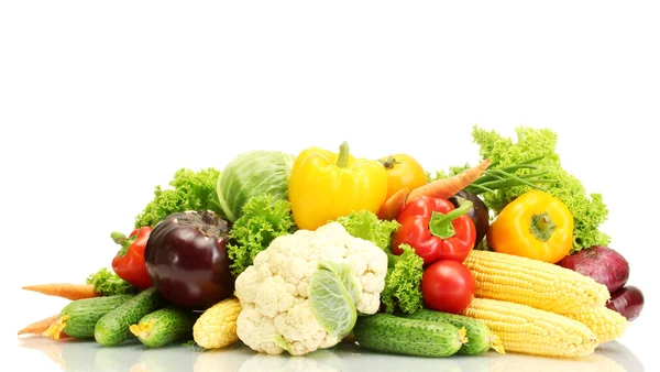 Fehér alapon izolált friss zöldségek — Stock Fotó