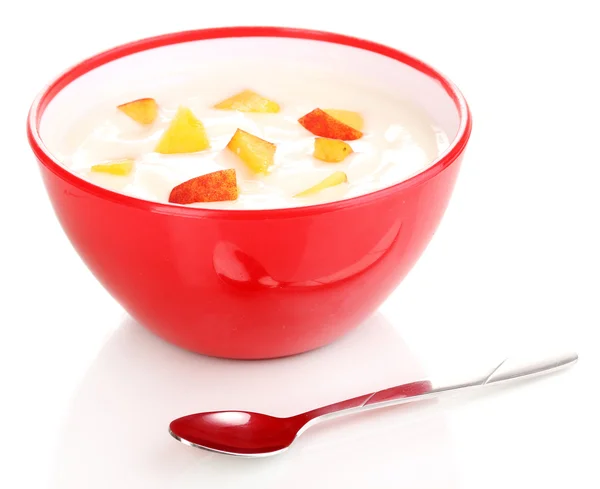 Jogurt z brzoskwini w miska na białym tle — Zdjęcie stockowe