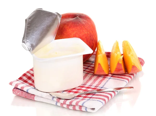 Yoghurt med persika isolerad på vit — Stockfoto