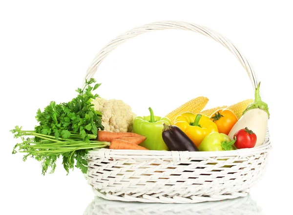 Verduras frescas en canasta blanca aisladas sobre blanco — Foto de Stock