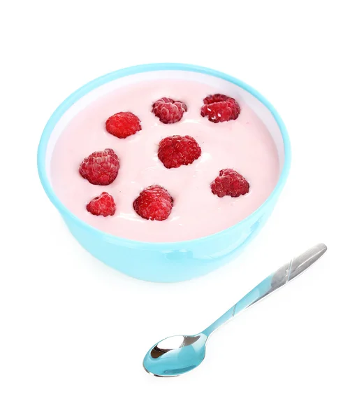 Yoghurt med hallon isolerad på vit — Stockfoto