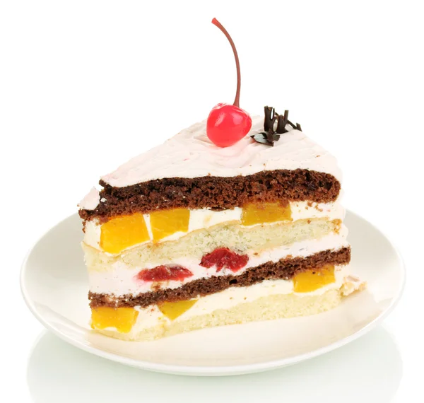 Πολυεπίπεδη φρούτα κέικ που απομονώνονται σε λευκό — Φωτογραφία Αρχείου