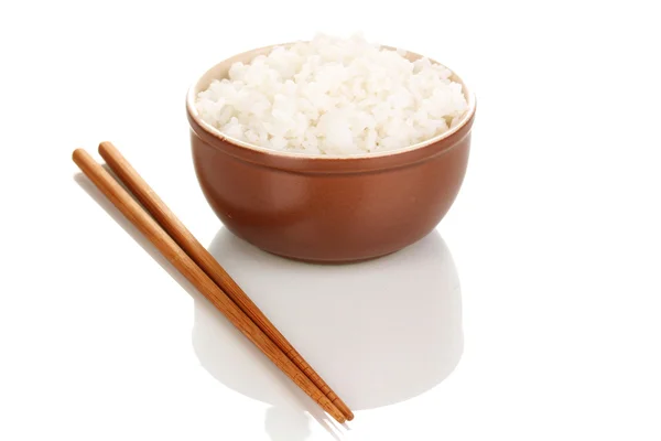 Bol de riz et baguettes isoalté sur blanc — Photo