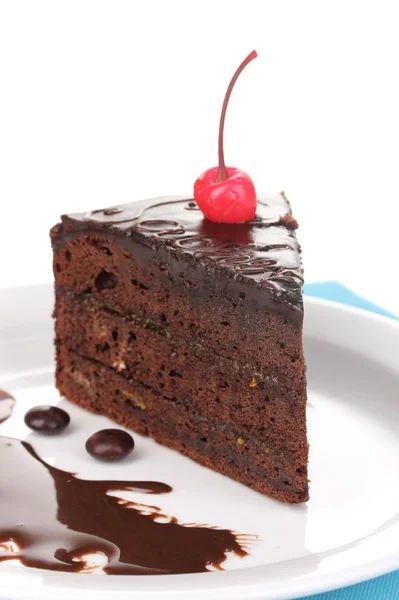 Çikolata sacher pastası yakın çekim üzerinde beyaz izole — Stok fotoğraf