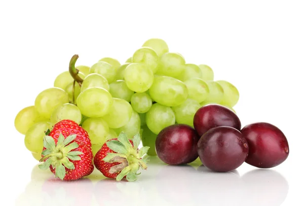 Смесь спелых сладких фруктов и ягод, выделенных на белом — стоковое фото