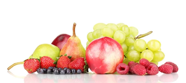 Dojrzałe słodkie owoce i jagody na białym tle — Zdjęcie stockowe