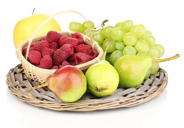 Reife süße Früchte und Beeren auf Weidenmatte isoliert auf weiß — Stockfoto